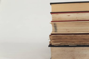 Beyaz arka plan üzerinde okul kitapları