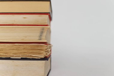 Beyaz arka plan üzerinde okul kitapları