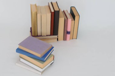 Beyaz arka plan üzerinde okul kitapları