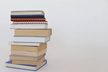 Beyaz arka plan üzerinde okul kitapları
