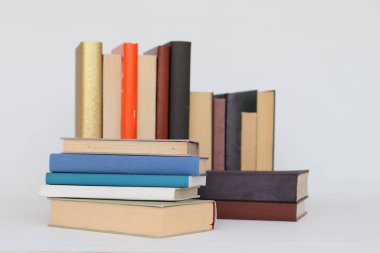 Beyaz arka plan üzerinde okul kitapları