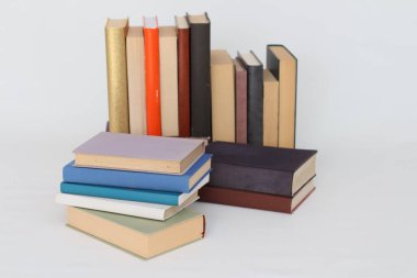 Beyaz arka plan üzerinde okul kitapları