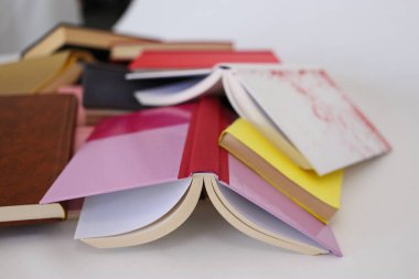 Beyaz arka plan üzerinde okul kitapları