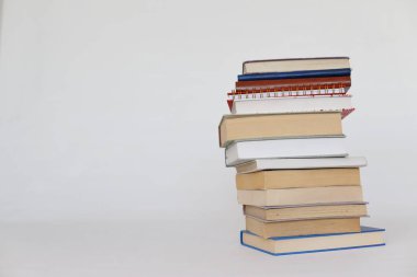 Beyaz arka plan üzerinde okul kitapları