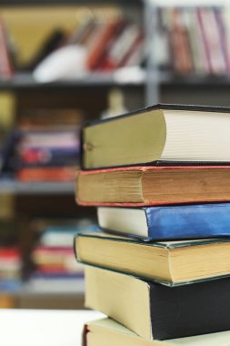 Kitaplar kütüphanede masanın üstünde.