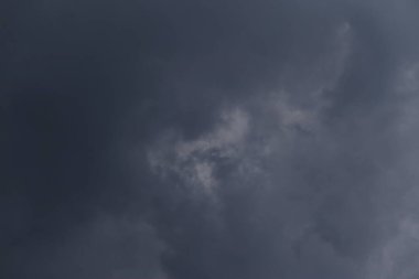 Kara gökyüzü ve yağmur bulutları