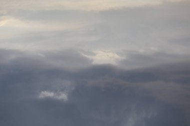 Kara gökyüzü ve yağmur bulutları