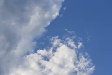 Kara gökyüzü ve yağmur bulutları