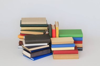Beyaz üzerine kitap yığını