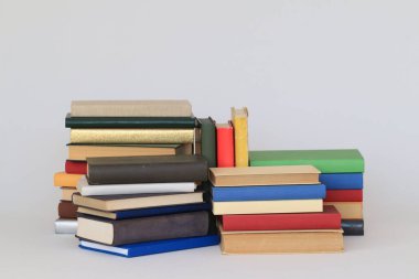 Beyaz üzerine kitap yığını