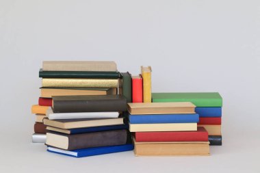 Beyaz üzerine kitap yığını