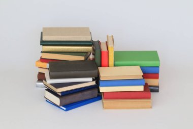 Beyaz üzerine kitap yığını