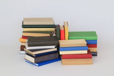Beyaz üzerine kitap yığını