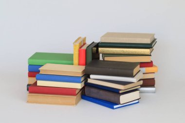 Beyaz üzerine kitap yığını