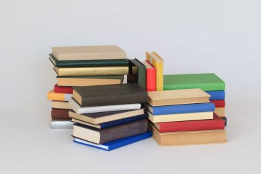 Beyaz üzerine kitap yığını