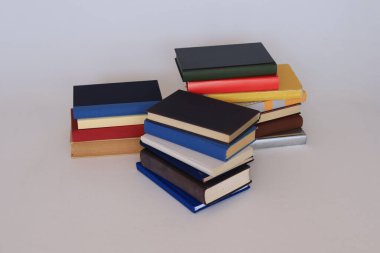 Beyaz üzerine kitap yığını