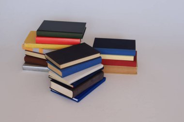 Beyaz üzerine kitap yığını