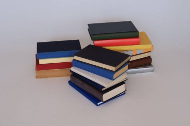 Beyaz üzerine kitap yığını