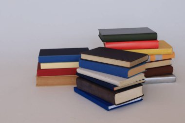 Beyaz üzerine kitap yığını