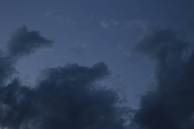 Mavi gökyüzünde kara bulutlar