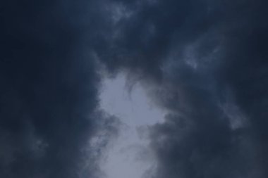 Mavi gökyüzünde kara bulutlar