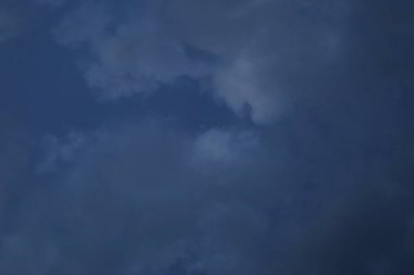 Mavi gökyüzünde kara bulutlar