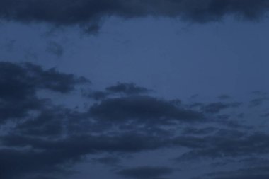 Mavi gökyüzünde kara bulutlar