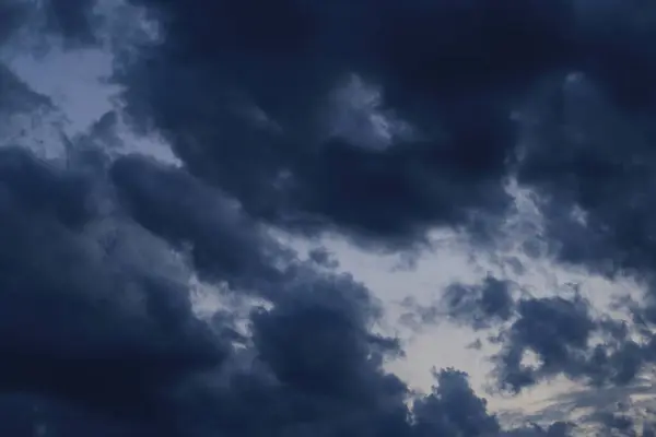 Sötét Felhők Kék Égen — Stock Fotó