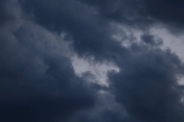 Σκούρα Σύννεφα Στον Γαλάζιο Ουρανό — Φωτογραφία Αρχείου