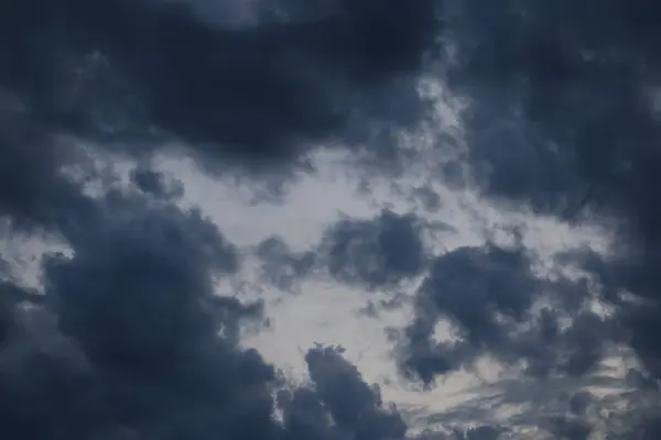 Σκούρα Σύννεφα Στον Γαλάζιο Ουρανό — Φωτογραφία Αρχείου
