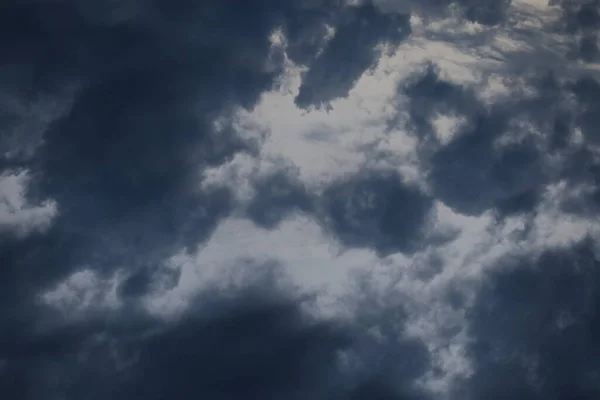 Awan Gelap Langit Biru — Stok Foto