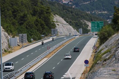 Hırvatistan 'ın Vrgorac kenti, 16.07.2022 Temmuz ayı ortasında, turizm sezonunun ortasında, A1 karayolunda Hırvatistan' ın güneyinden Dubrovnik ve Split ve Zagreb 'e doğru yoğun trafik var.