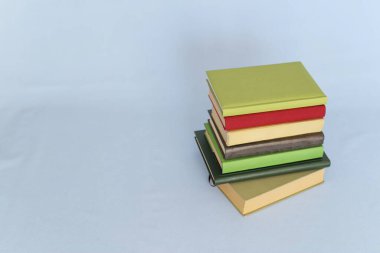 mavi zemin üzerine kitap yığını