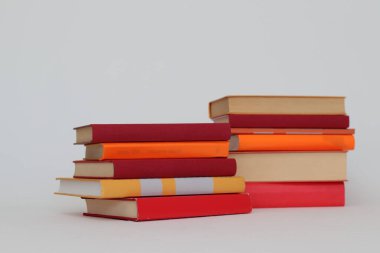 Kütüphanedeki masanın üzerinde kitap yığını