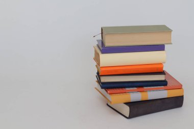 Beyaz arkaplan üzerine kitap yığını