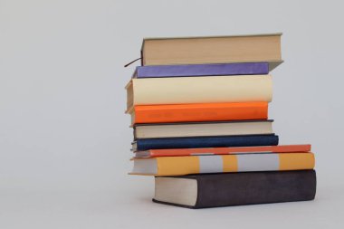 Beyaz arkaplan üzerine kitap yığını