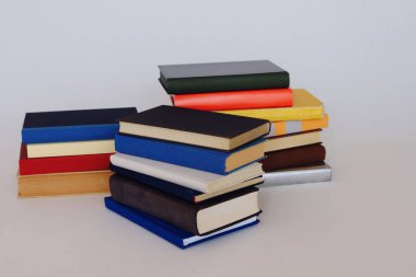 Beyaz arkaplan üzerine kitap yığını