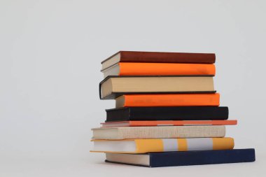 Beyaz arkaplan üzerine kitap yığını