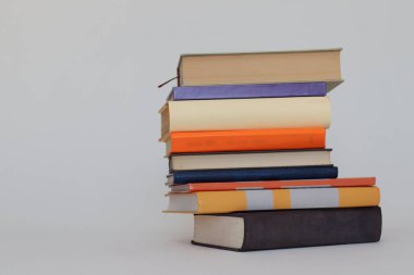 Beyaz arkaplan üzerine kitap yığını
