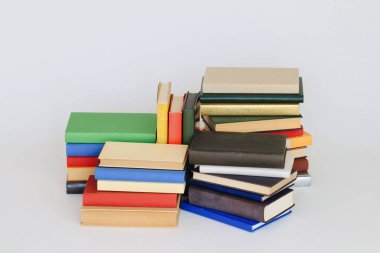 Beyaz arkaplan üzerine kitap yığını