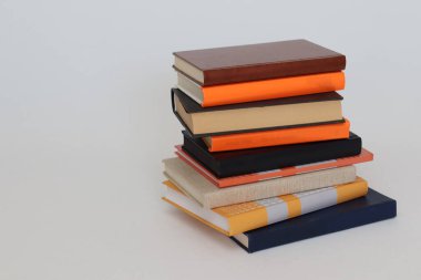 Beyaz arkaplan üzerine kitap yığını