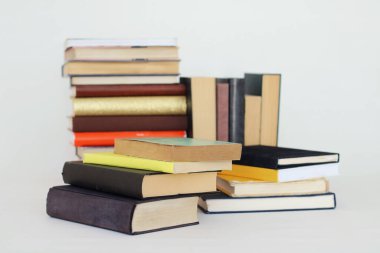 Kütüphanedeki masanın üzerinde kitap yığını