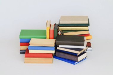 Beyaz arkaplan üzerine kitap yığını