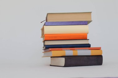 Beyaz arkaplan üzerine kitap yığını