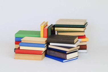 Kütüphanedeki masanın üzerinde kitap yığını