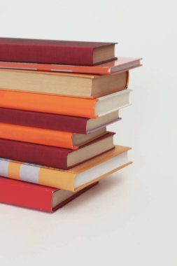 Beyaz arkaplan üzerine kitap yığını