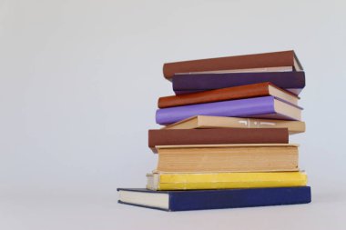 Beyaz arkaplan üzerine kitap yığını