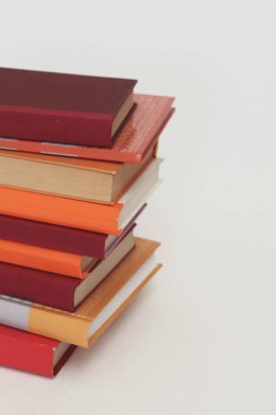 Beyaz arkaplan üzerine kitap yığını