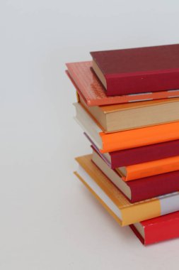 Kütüphanedeki masanın üzerinde kitap yığını