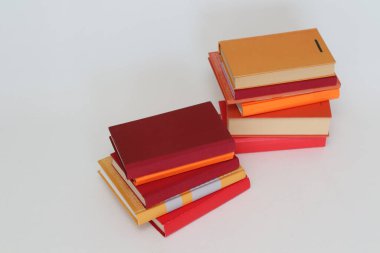 Beyaz arkaplan üzerine kitap yığını